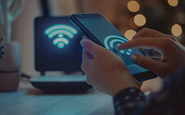Técnico gestionando la red de un hotel